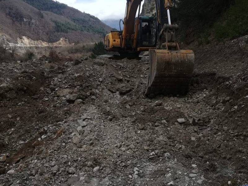 ცაგერის მუნიციპალიტეტის სოფლებში მიმდინარეობს დაზიანებული გზის აღდგენითი სამუშაოების...